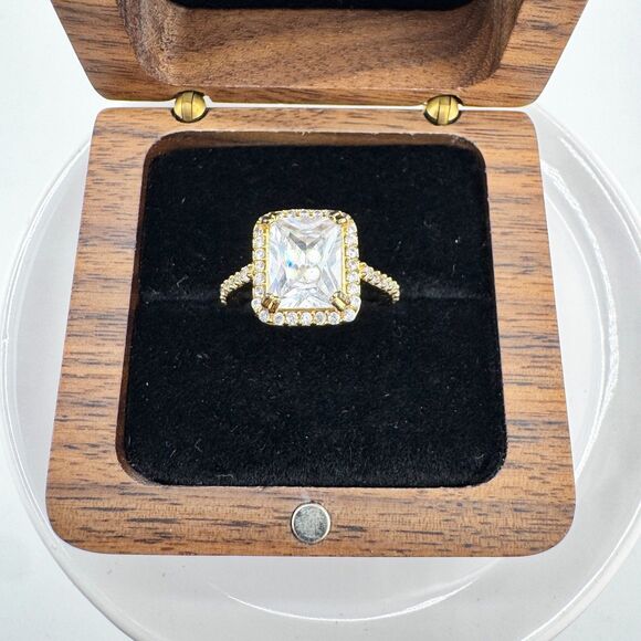 Vintage Gold Tone Halo Cocktail Ring Clear Stone Glam Sparkle Statement Retro - Picture 5 of 10